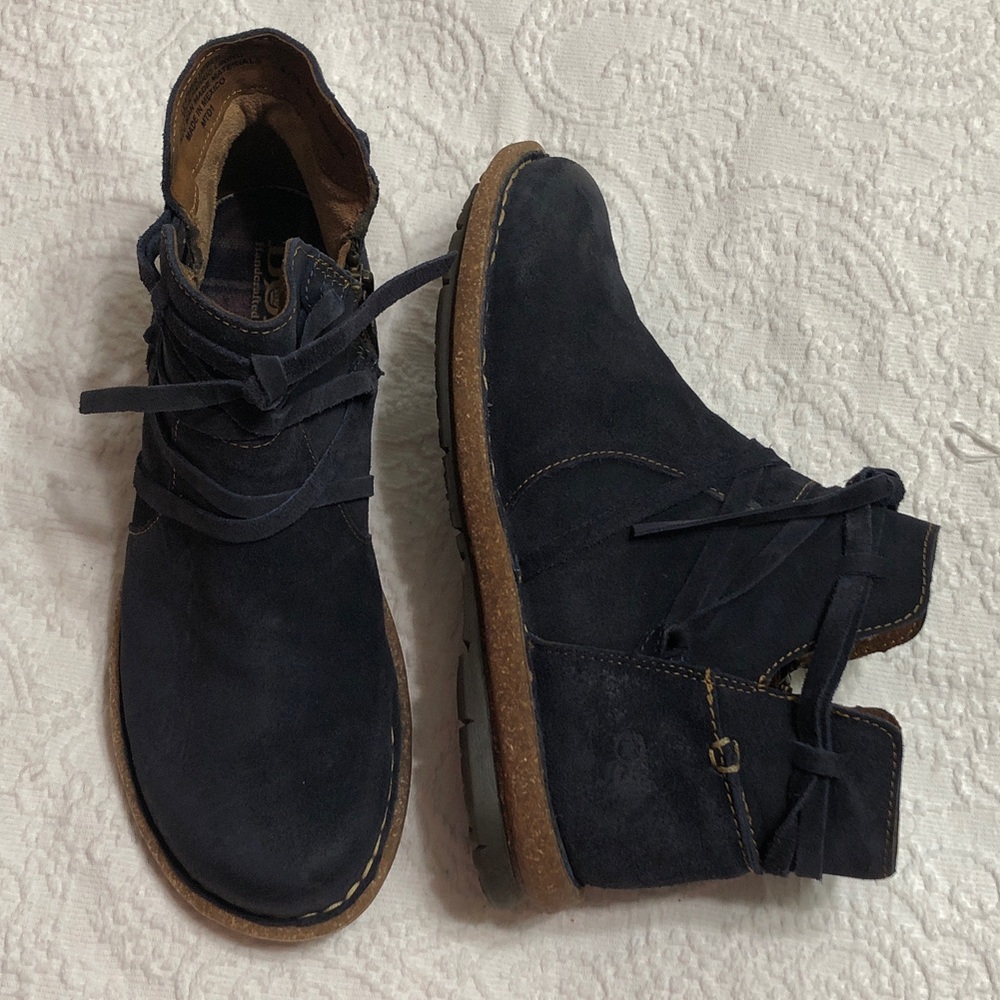 Born Handcrafted Footwear Boots Size 8M in NAVY BLUE Suede